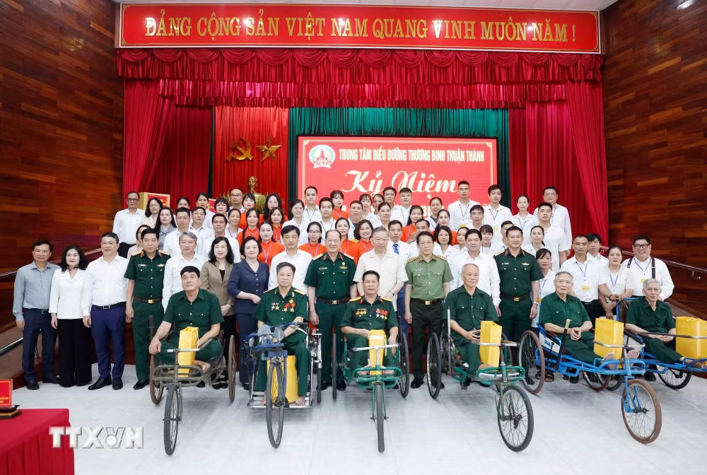 Tổng B&iacute; thư, Chủ tịch nước: Tiếp tục r&agrave; so&aacute;t, giải quyết đầy đủ ch&iacute;nh s&aacute;ch đối với người c&oacute; c&ocirc;ng v&agrave; th&acirc;n nh&acirc;n- Ảnh 3.