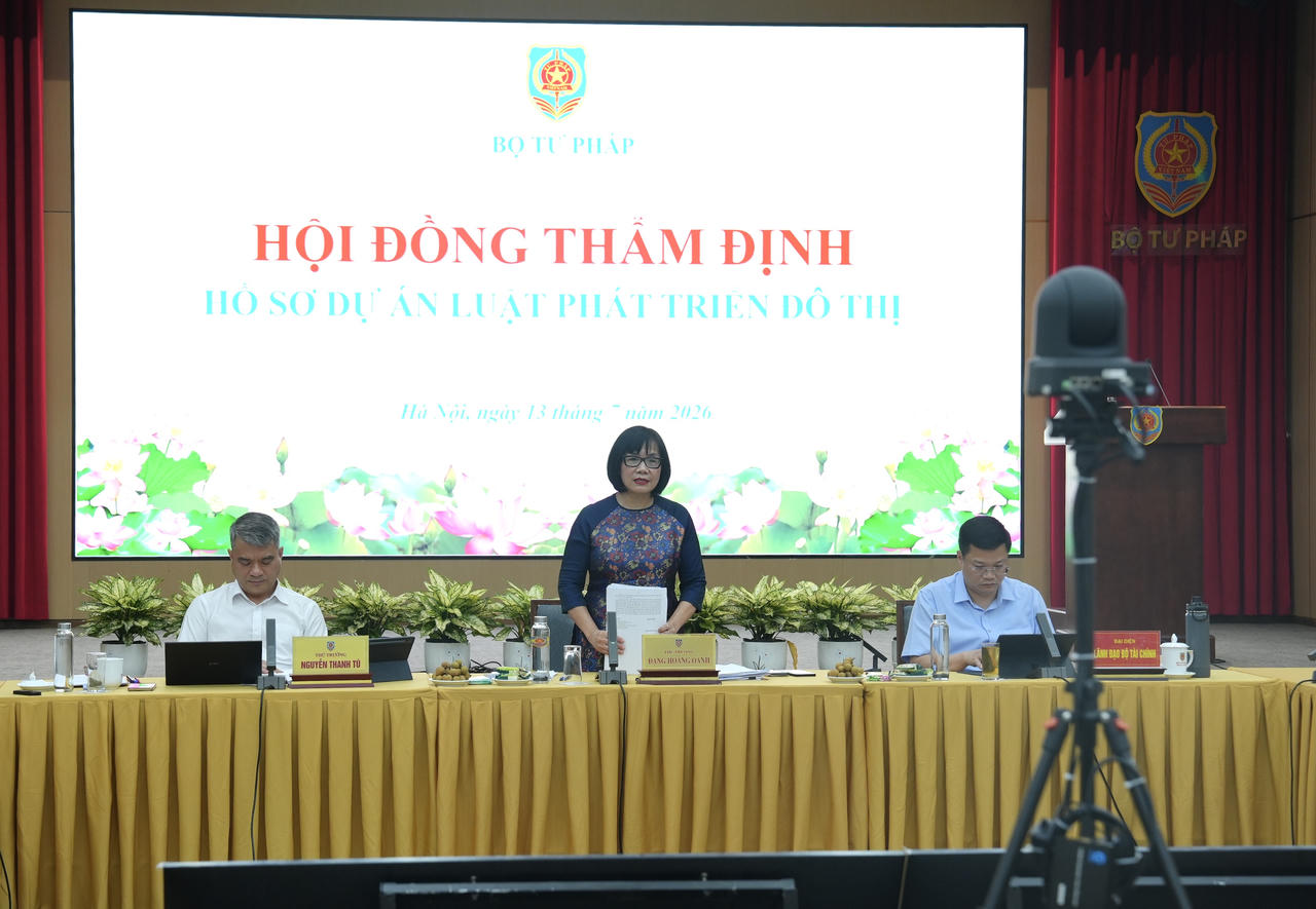 Thứ trưởng Bộ Tư ph&aacute;p Đặng Ho&agrave;ng Oanh ph&aacute;t biểu tại buổi thẩm định.