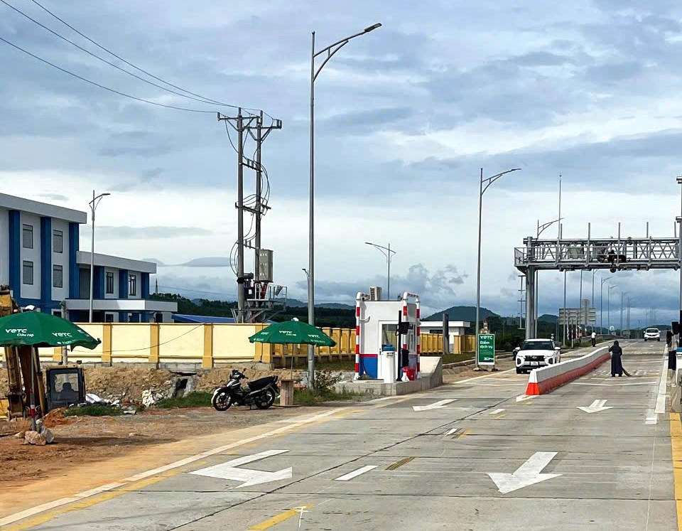 Người d&acirc;n được khuyến c&aacute;o d&aacute;n thẻ ETC v&agrave; bảo đảm t&agrave;i khoản thu ph&iacute; đủ số dư trước khi lưu th&ocirc;ng qua c&aacute;c trạm tr&ecirc;n tuyến cao tốc. (Ảnh: VP Quản l&yacute; đường bộ II.4).