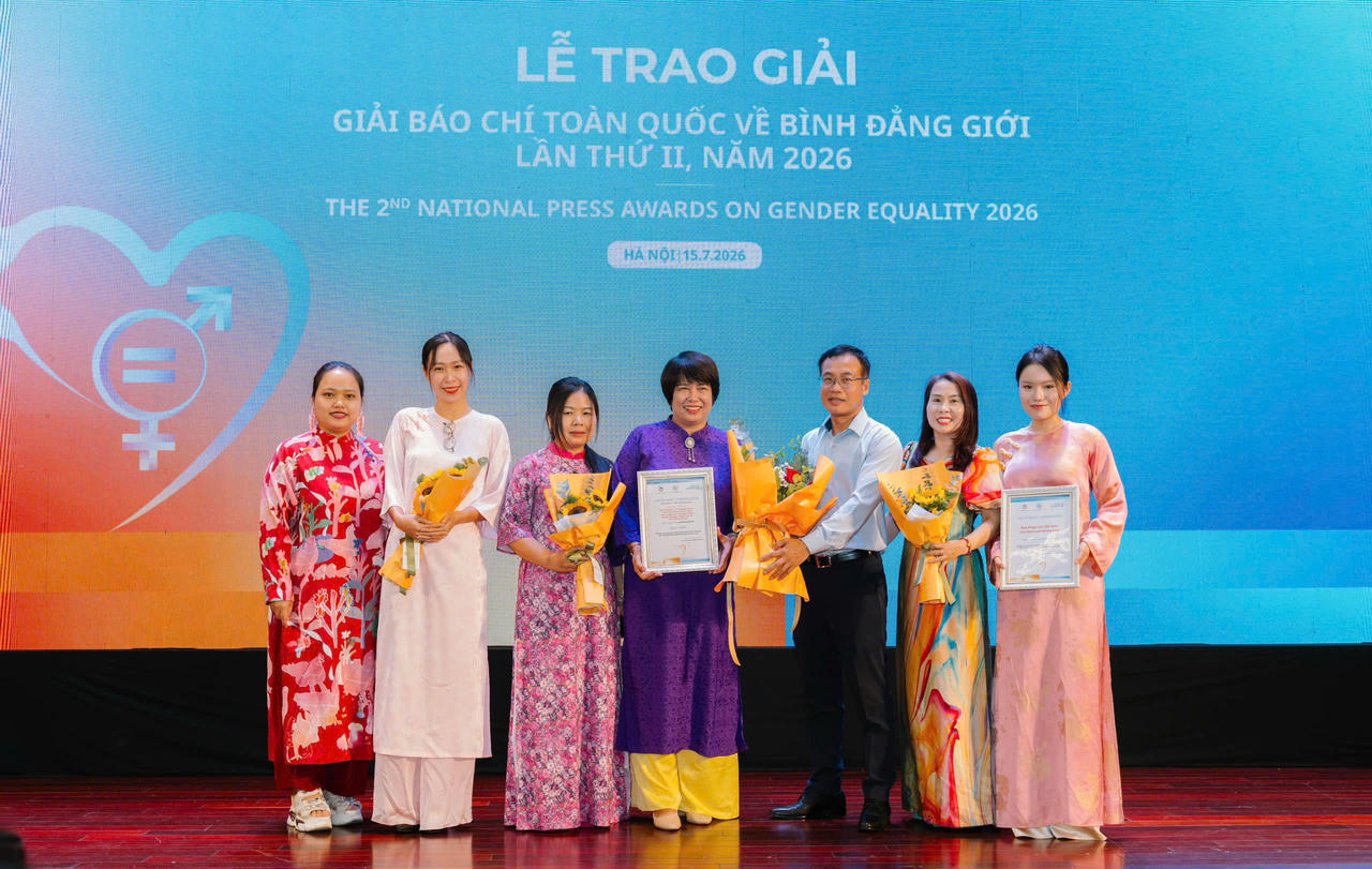Ph&oacute; Tổng Bi&ecirc;n tập B&aacute;o Ph&aacute;p luật Việt Nam Trần Ngọc H&agrave; chụp ảnh lưu niệm c&ugrave;ng nh&oacute;m t&aacute;c giả đoạt giải A.