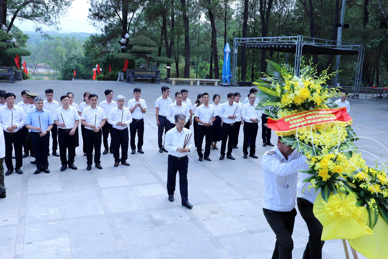 Ch&aacute;nh &aacute;n TANDTC Nguyễn Văn Quảng c&ugrave;ng đo&agrave;n c&ocirc;ng t&aacute;c d&acirc;ng hoa, d&acirc;ng hương tưởng niệm c&aacute;c Anh h&ugrave;ng liệt sĩ tại Nghĩa trang Liệt sĩ quốc gia Trường Sơn. (Ảnh: Mai Đỉnh).