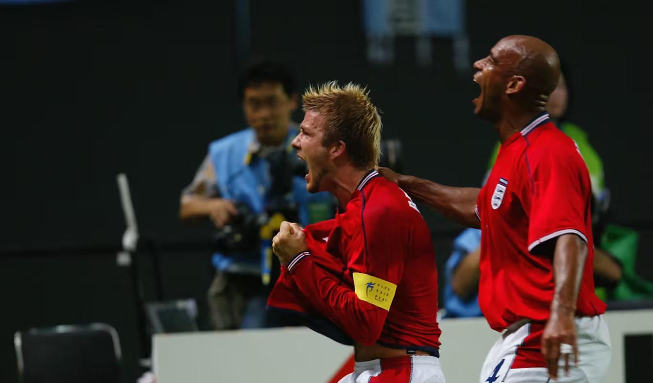 Beckham ghi b&agrave;n v&agrave;o lưới Argentina tại World Cup 2002 (Ảnh: FIFA)