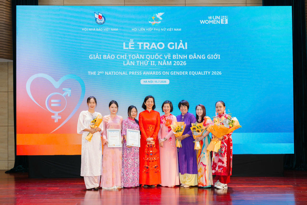 Nh&oacute;m t&aacute;c giả đoạt giải A chụp ảnh lưu niệm với Ph&oacute; Chủ tịch Hội li&ecirc;n hiệp phụ nữ Việt Nam Nguyễn Thị Minh Hương (người đứng giữa. &aacute;o d&agrave;i đỏ).