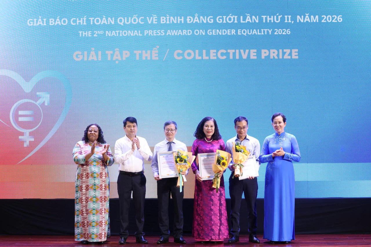 Ph&oacute; Tổng Bi&ecirc;n tập B&aacute;o Ph&aacute;p luật Việt Nam Trần Ngọc H&agrave; (thứ hai từ phải sang) nhận Bằng khen thưởng cơ quan b&aacute;o ch&iacute; c&oacute; nhiều t&aacute;c phẩm tham dự v&agrave; đạt chất lượng tốt. (Ảnh: Thu H&agrave;/B&aacute;o PNVN)