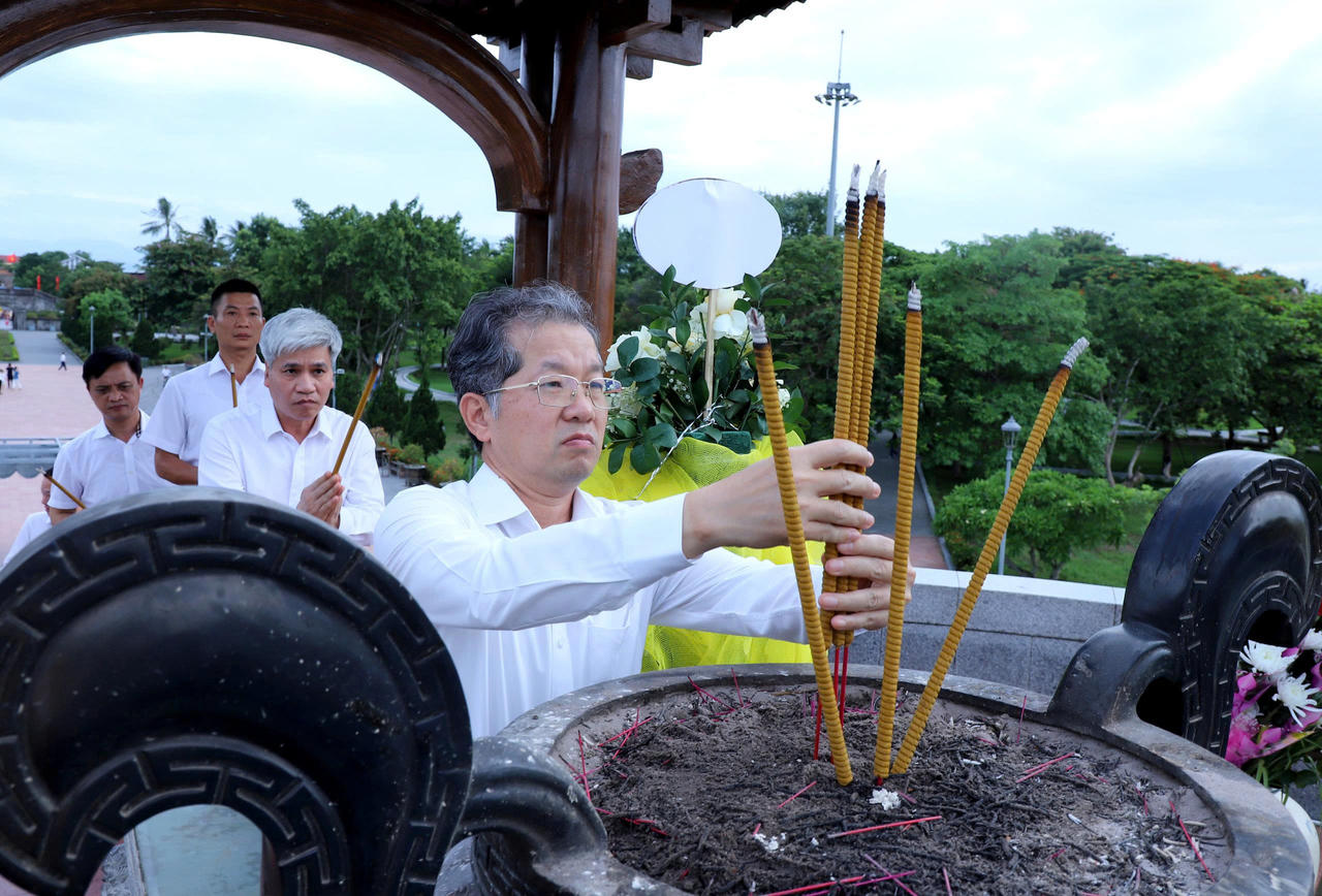 Ch&aacute;nh &aacute;n TANDTC Nguyễn Văn Quảng c&ugrave;ng đo&agrave;n c&ocirc;ng t&aacute;c d&acirc;ng hoa, tưởng niệm c&aacute;c Anh h&ugrave;ng liệt sĩ tại Khu di t&iacute;ch quốc gia đặc biệt Th&agrave;nh cổ Quảng Trị. (Ảnh: Mai Đỉnh)