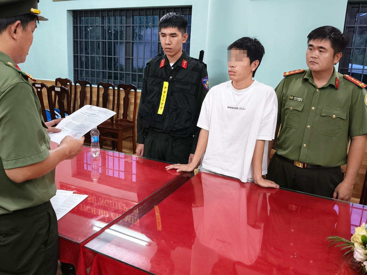 Bị can Nguyễn Tiến Sang (&aacute;o trắng)