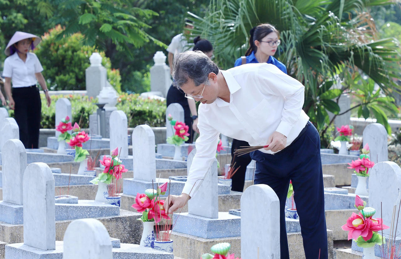 Ch&aacute;nh &aacute;n TANDTC Nguyễn Văn Quảng thắp hương tại c&aacute;c phần mộ liệt sĩ trong h&agrave;nh tr&igrave;nh tri &acirc;n tại c&aacute;c 'địa chỉ đỏ' tr&ecirc;n địa b&agrave;n tỉnh Quảng Trị. (Ảnh: Mai Đỉnh).
