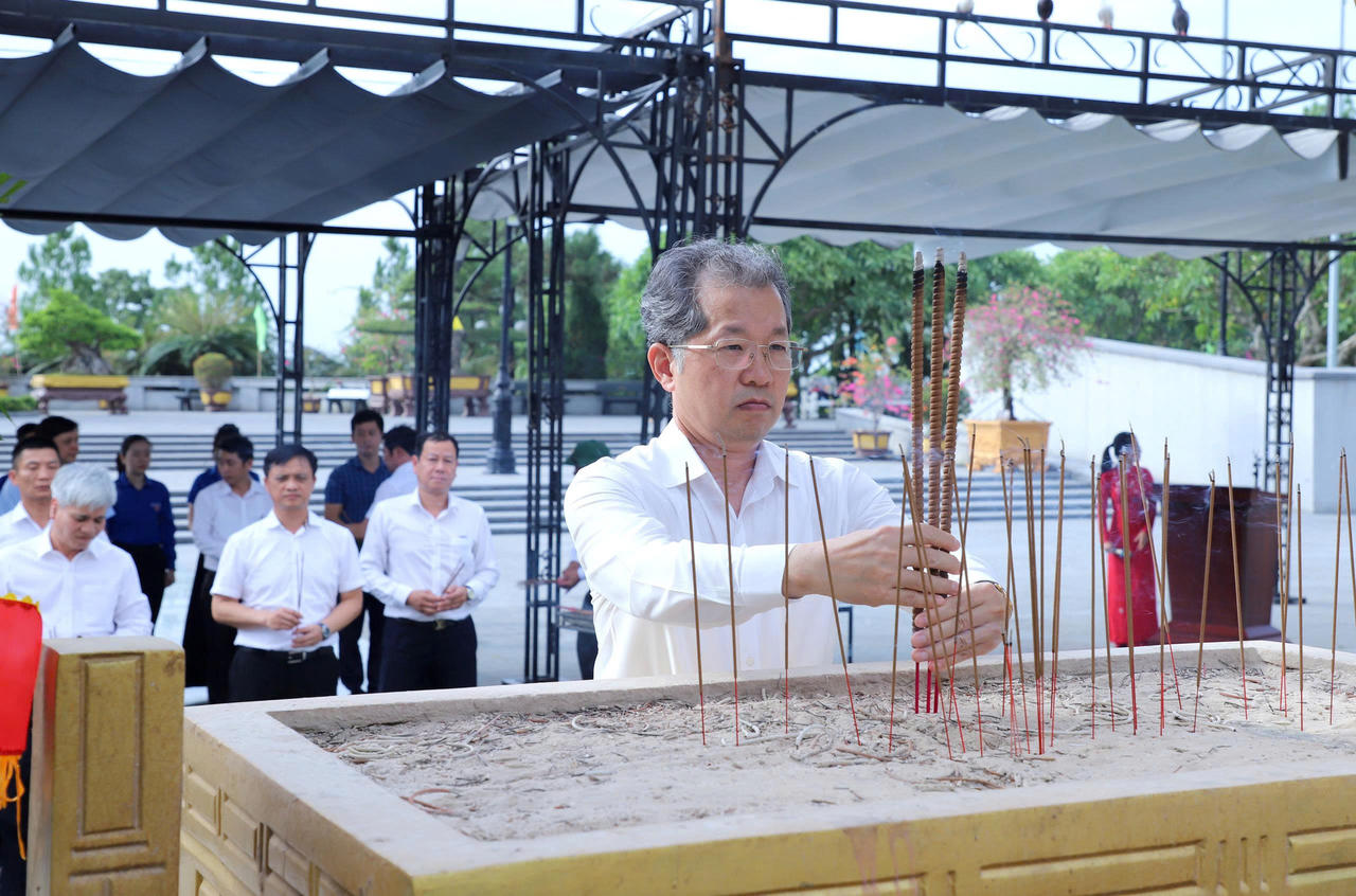 Ch&aacute;nh &aacute;n TANDTC Nguyễn Văn Quảng th&agrave;nh k&iacute;nh d&acirc;ng hương tưởng niệm c&aacute;c Anh h&ugrave;ng liệt sĩ tại Nghĩa trang Liệt sĩ quốc gia Đường 9. (Ảnh: Mai Đỉnh)