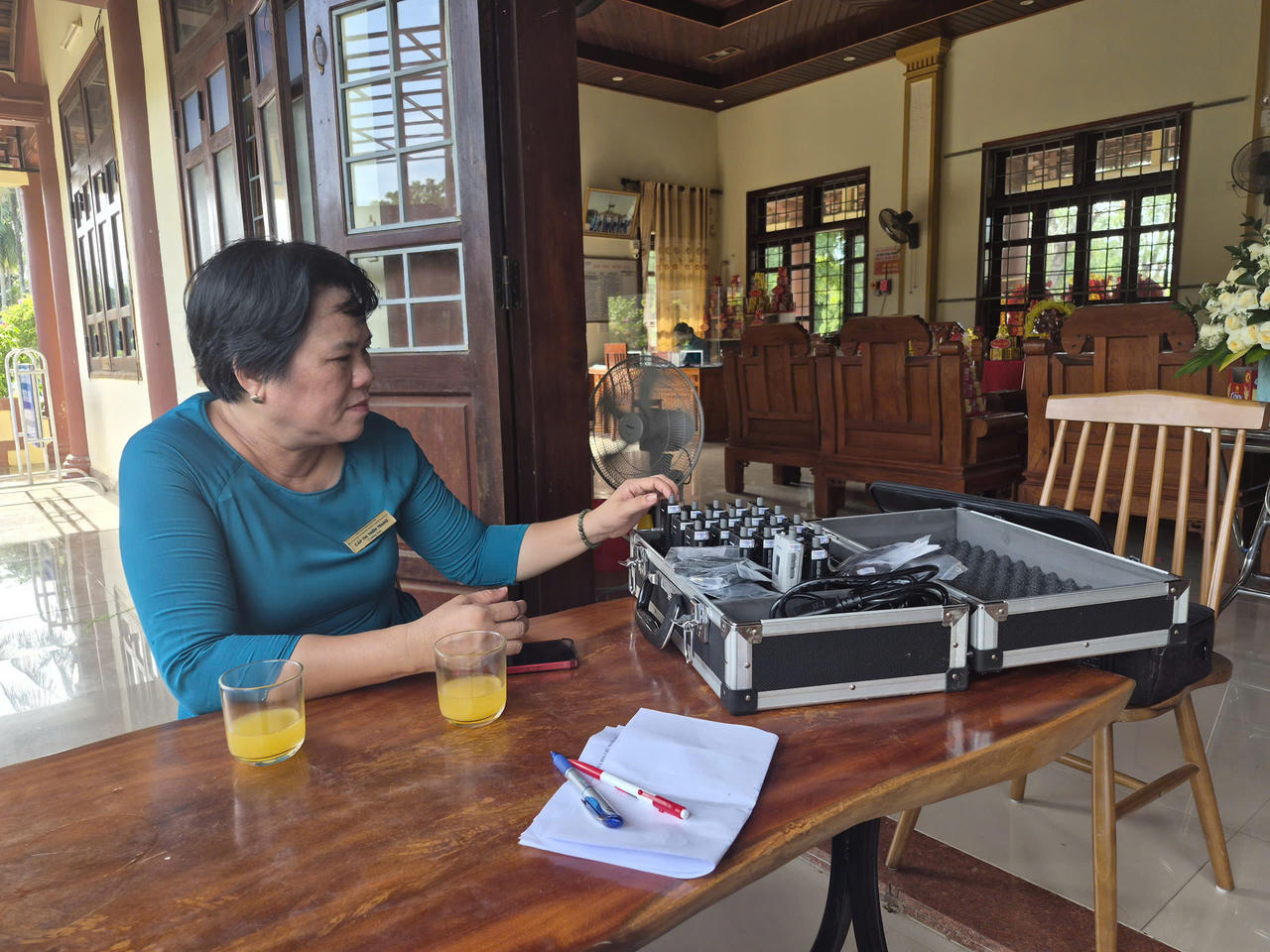 B&agrave; C&aacute;p Thị Thi&ecirc;n Trang: &ldquo;Hệ thống thiết bị thuyết minh tự động được bảo quản sử dụng cẩn thận, l&agrave; một minh chứng cho tấm l&ograve;ng đồng h&agrave;nh thầm lặng của B&aacute;o PLVN với Th&agrave;nh cổ Quảng Trị&rdquo;. Ảnh: T&aacute;m Bảy
