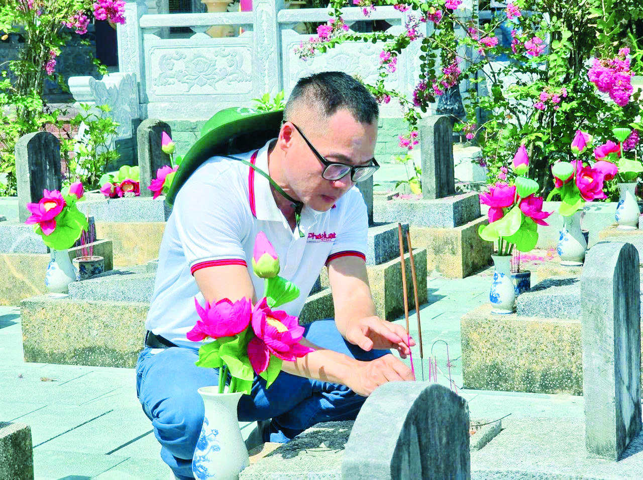 Ph&oacute; Tổng Bi&ecirc;n tập Trần Ngọc H&agrave; thắp n&eacute;n hương tưởng nhớ c&aacute;c vị anh h&ugrave;ng liệt sĩ tại Nghĩa trang liệt sĩ Quốc gia Trường Sơn.&nbsp;