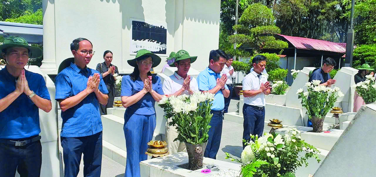 Đo&agrave;n c&ocirc;ng t&aacute;c d&acirc;ng hương phần mộ 10 nữ liệt sĩ thanh ni&ecirc;n xung phong tại khu di t&iacute;ch lịch sử quốc gia Đồng Lộc.