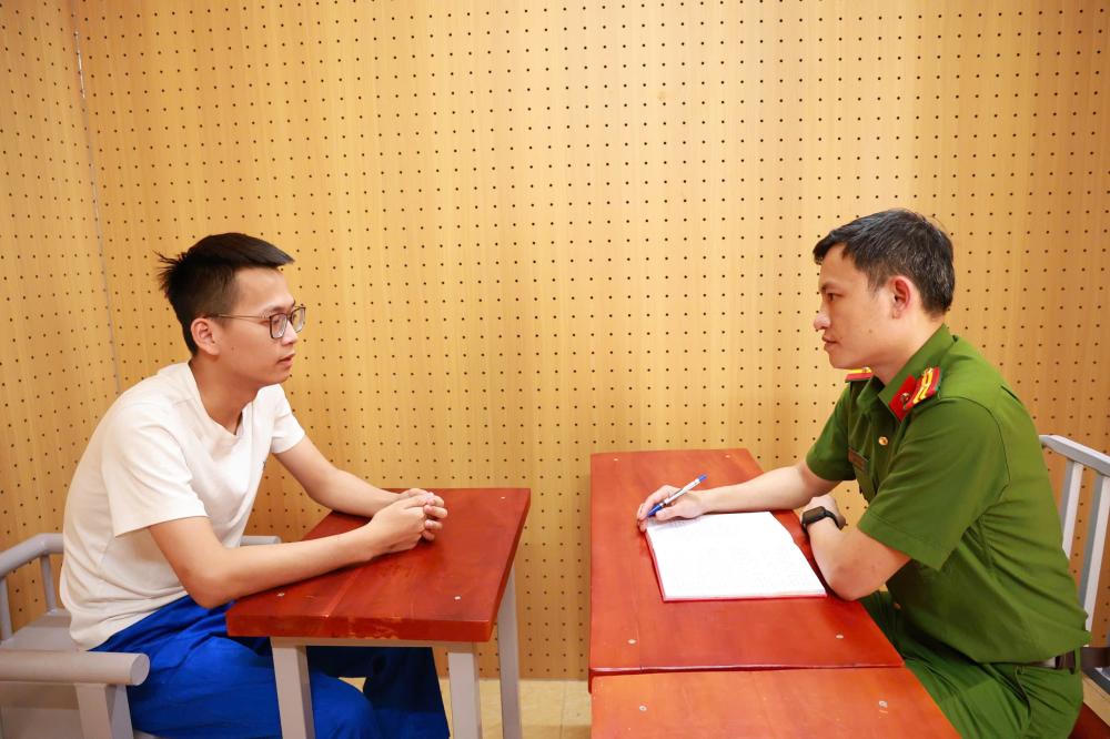 Cơ quan điều tra l&agrave;m việc với Ho&agrave;ng Tuấn Nhật. Ảnh: CAHT