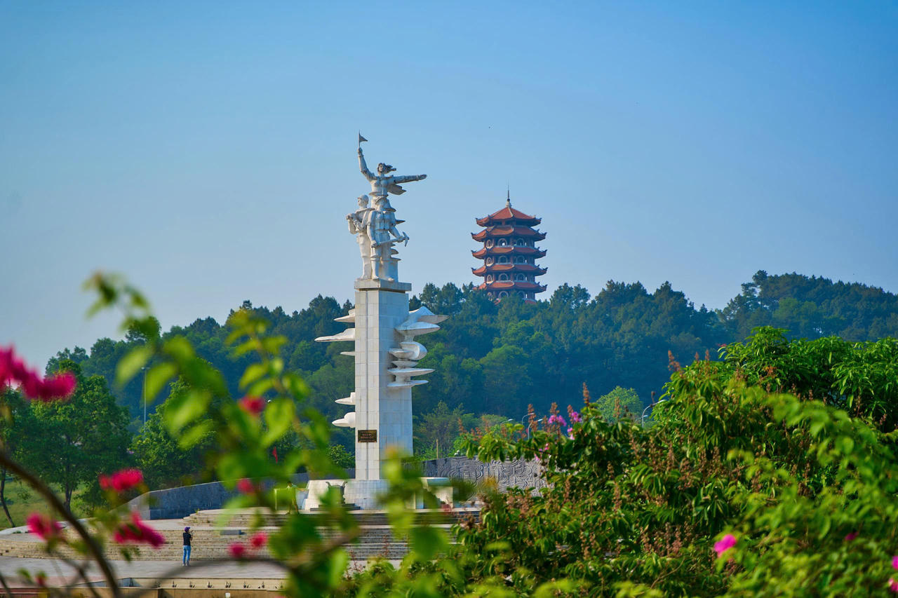 Ng&atilde; ba Đồng Lộc,  &ldquo;địa chỉ đỏ&rdquo; quen thuộc  trong h&agrave;nh tr&igrave;nh Tri &acirc;n  th&aacute;ng Bảy miền Trung  của B&aacute;o PLVN. Ảnh: KDT Đồng Lộc