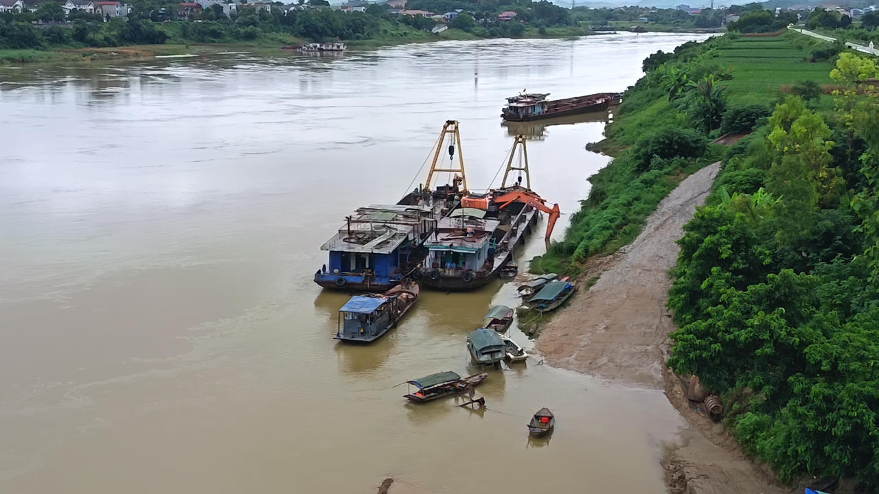 Nước s&ocirc;ng l&ecirc;n cao việc trục vớt t&agrave;u đắm gặp kh&oacute; khăn. Ảnh: Nhật Nguy&ecirc;n.