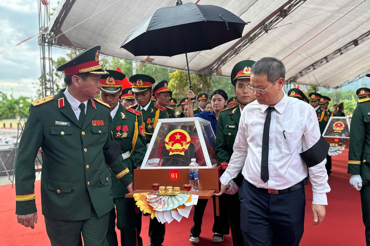 Đồng đội v&agrave; l&atilde;nh đạo địa phương c&ugrave;ng tiễn đưa c&aacute;c liệt sĩ trong gi&acirc;y ph&uacute;t trở về đầy x&uacute;c động (Ảnh: V&acirc;n Anh)