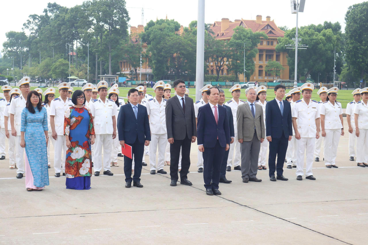Đo&agrave;n đại biểu Bộ Tư ph&aacute;p v&agrave; hệ thống THADS dự Lễ b&aacute;o c&ocirc;ng d&acirc;ng B&aacute;c tại Lăng Chủ tịch Hồ Ch&iacute; Minh.