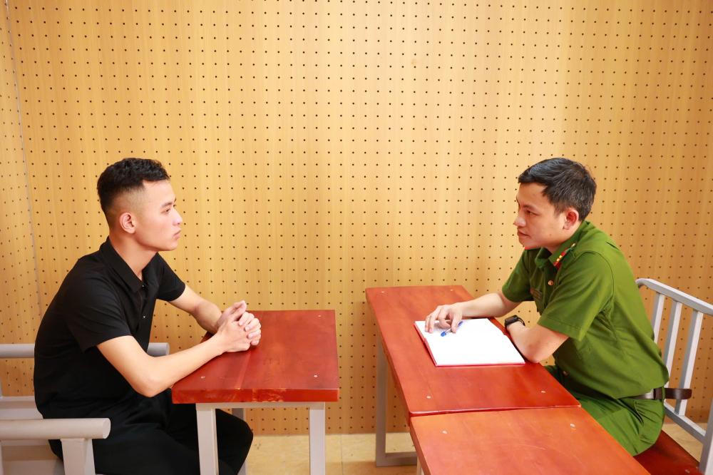 Đối tượng Nguyễn Vũ Kỳ tại cơ quan điều tra. Ảnh: CAHT