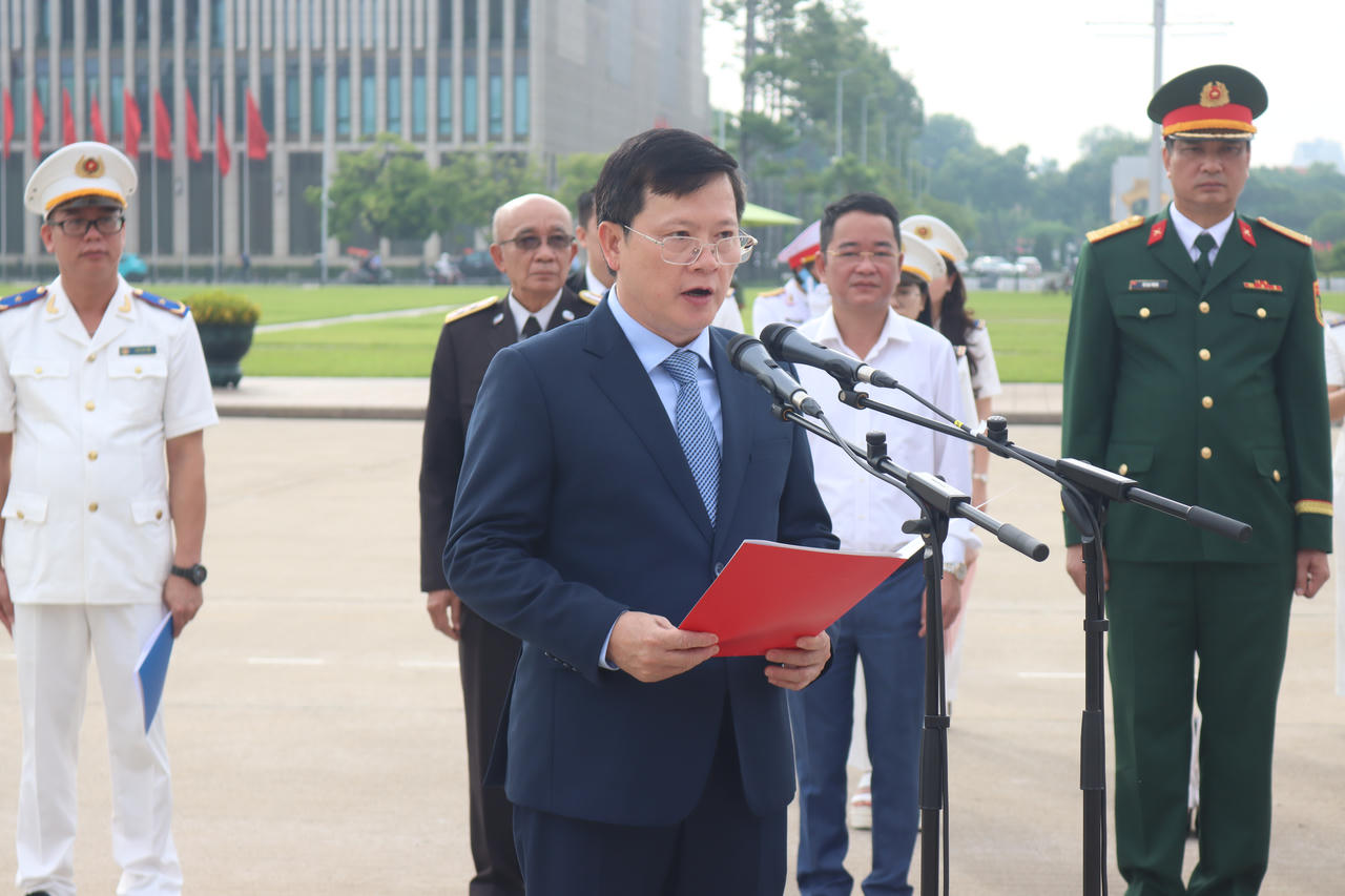 Thứ trưởng Mai Lương Kh&ocirc;i b&aacute;o c&ocirc;ng với B&aacute;c.