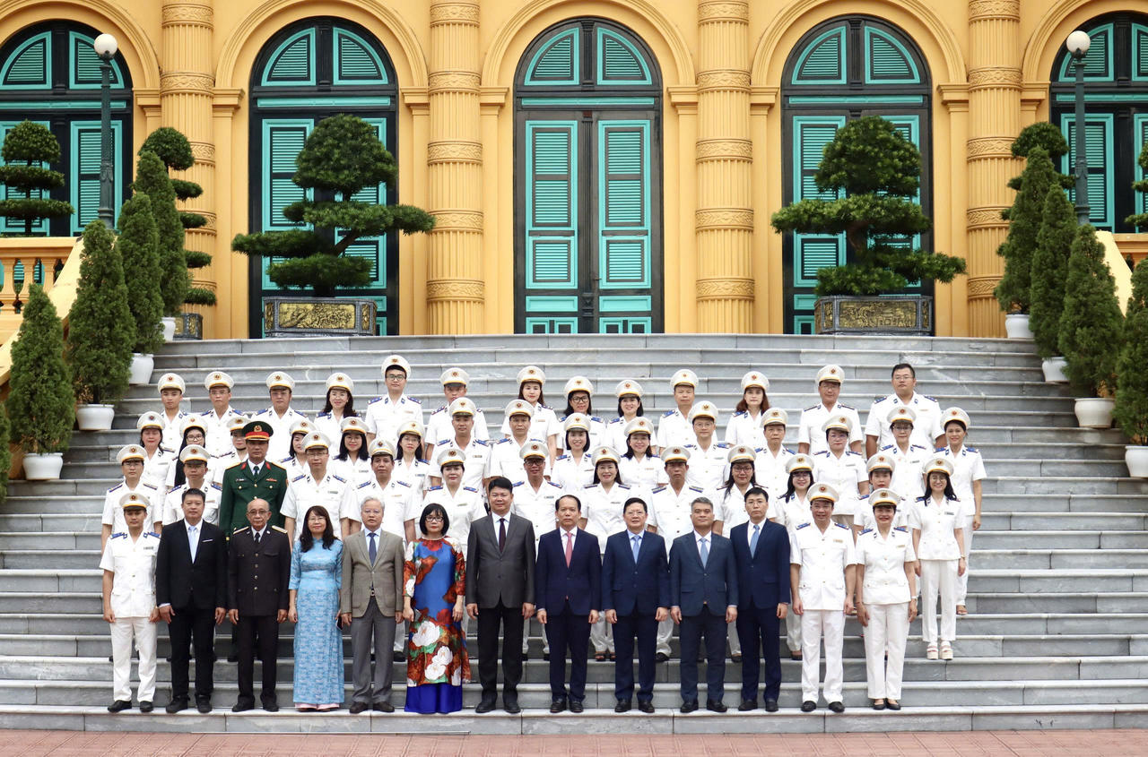 Đo&agrave;n đại biểu Bộ Tư ph&aacute;p v&agrave; hệ thống THADS chụp ảnh lưu niệm tại Phủ Chủ tịch.