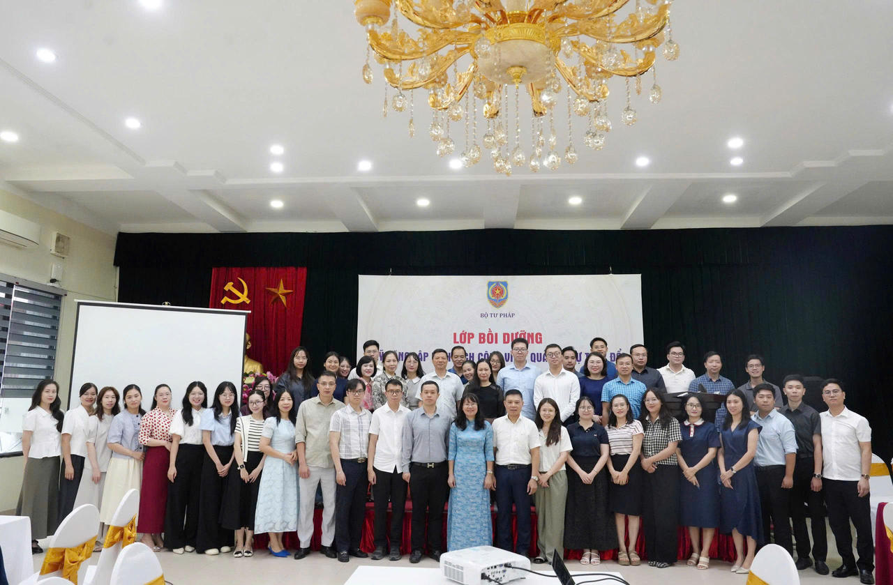 C&aacute;c đại biểu chụp ảnh lưu niệm.