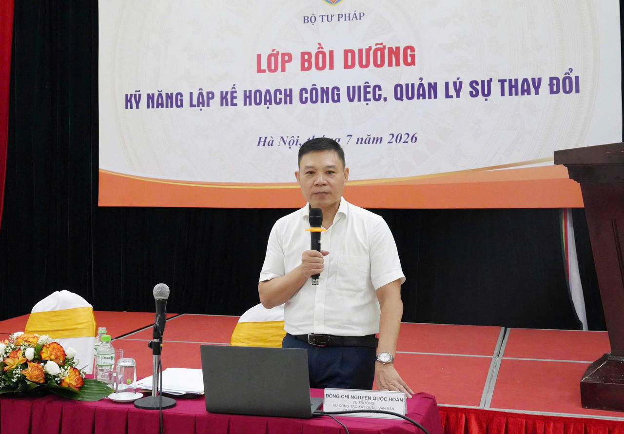 Vụ trưởng Vụ C&ocirc;ng t&aacute;c x&acirc;y dựng văn bản quy phạm ph&aacute;p luật Bộ Tư ph&aacute;p Nguyễn Quốc Ho&agrave;n giảng dạy tại Lớp bồi dưỡng.