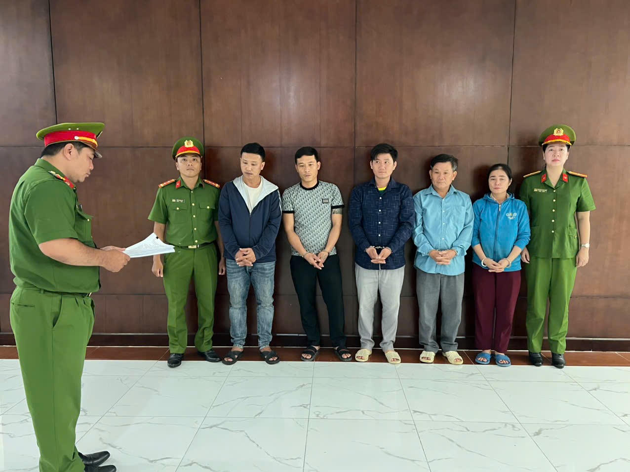 5 đối tượng bị khởi tố bắt giam, trong đ&oacute; c&oacute; 4 đối tượng l&agrave; người trong một&nbsp;gia đ&igrave;nh. Ảnh: C&ocirc;ng an TP HCM