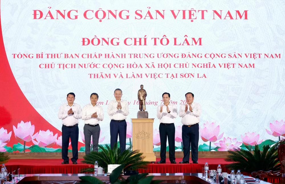 Tổng B&iacute; thư, Chủ tịch nước T&ocirc; L&acirc;m trao tặng bức tượng Chủ tịch Hồ Ch&iacute; Minh cho Đảng bộ, ch&iacute;nh quyền v&agrave; Nh&acirc;n d&acirc;n tỉnh Sơn La. Ảnh: TTXVN