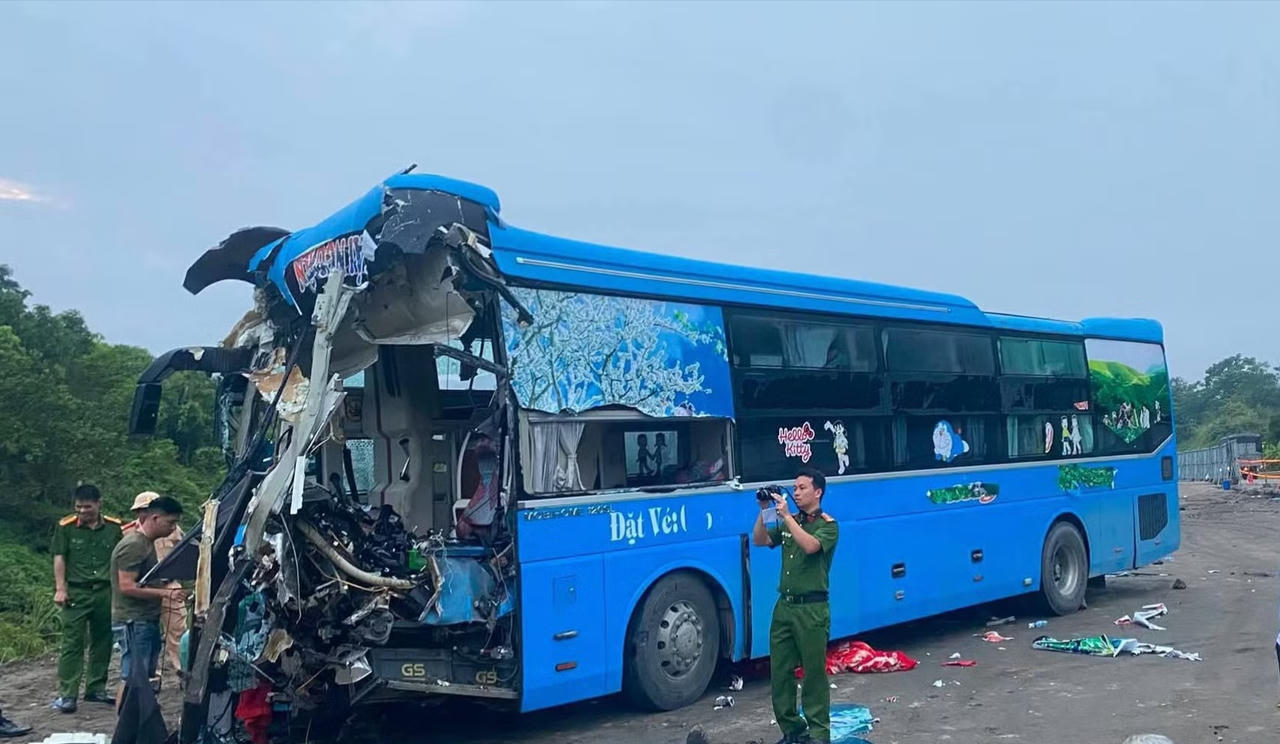 Phần đầu xe kh&aacute;ch hư hỏng nặng. Ảnh: CACC.