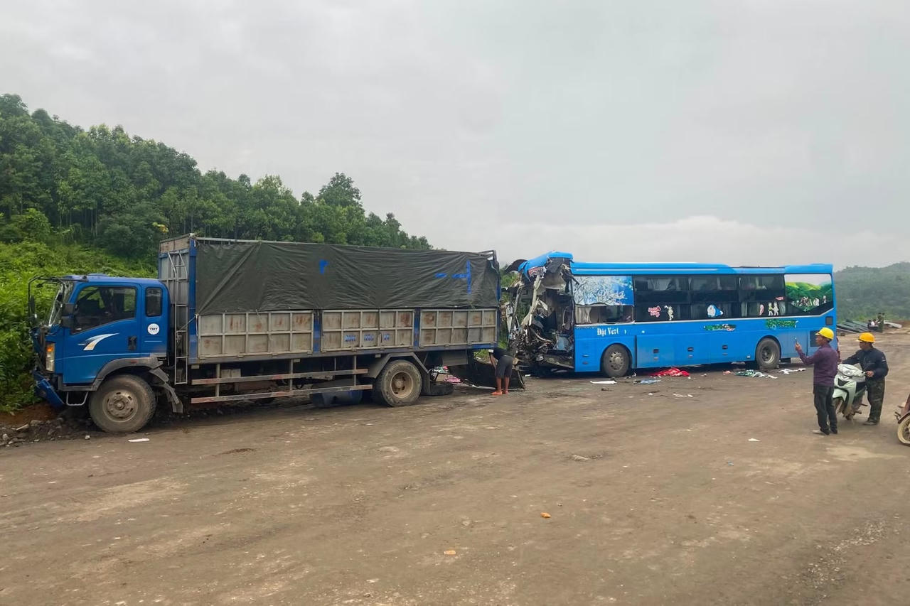 Xe kh&aacute;ch t&ocirc;ng v&agrave;o xe tải tr&ecirc;n cao tốc Nội B&agrave;i - L&agrave;o Cai. Ảnh: CACC.