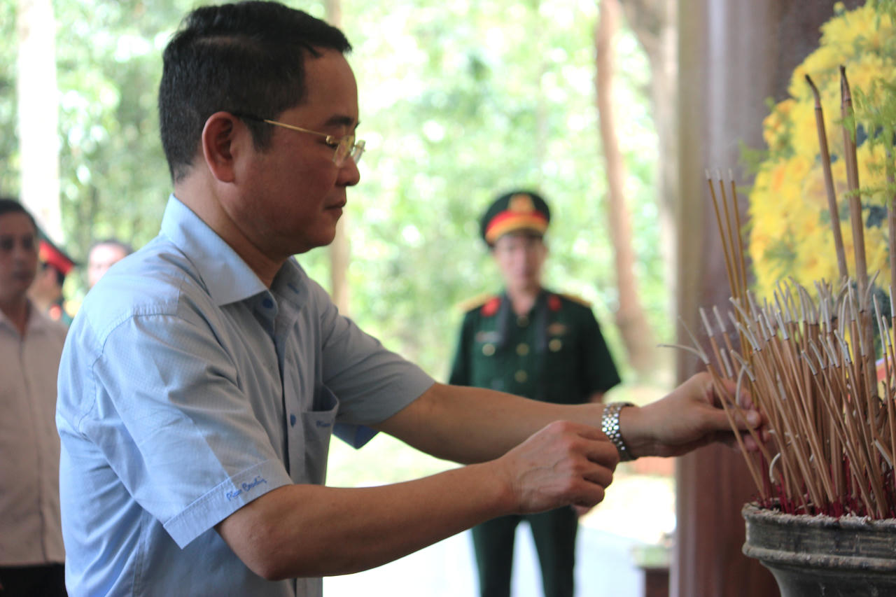 Báo Pháp luật Việt Nam tri ân tại Ngã ba Đồng Lộc, tiếp nối hành trình 'bồi đắp tâm hồn' tháng Bảy
