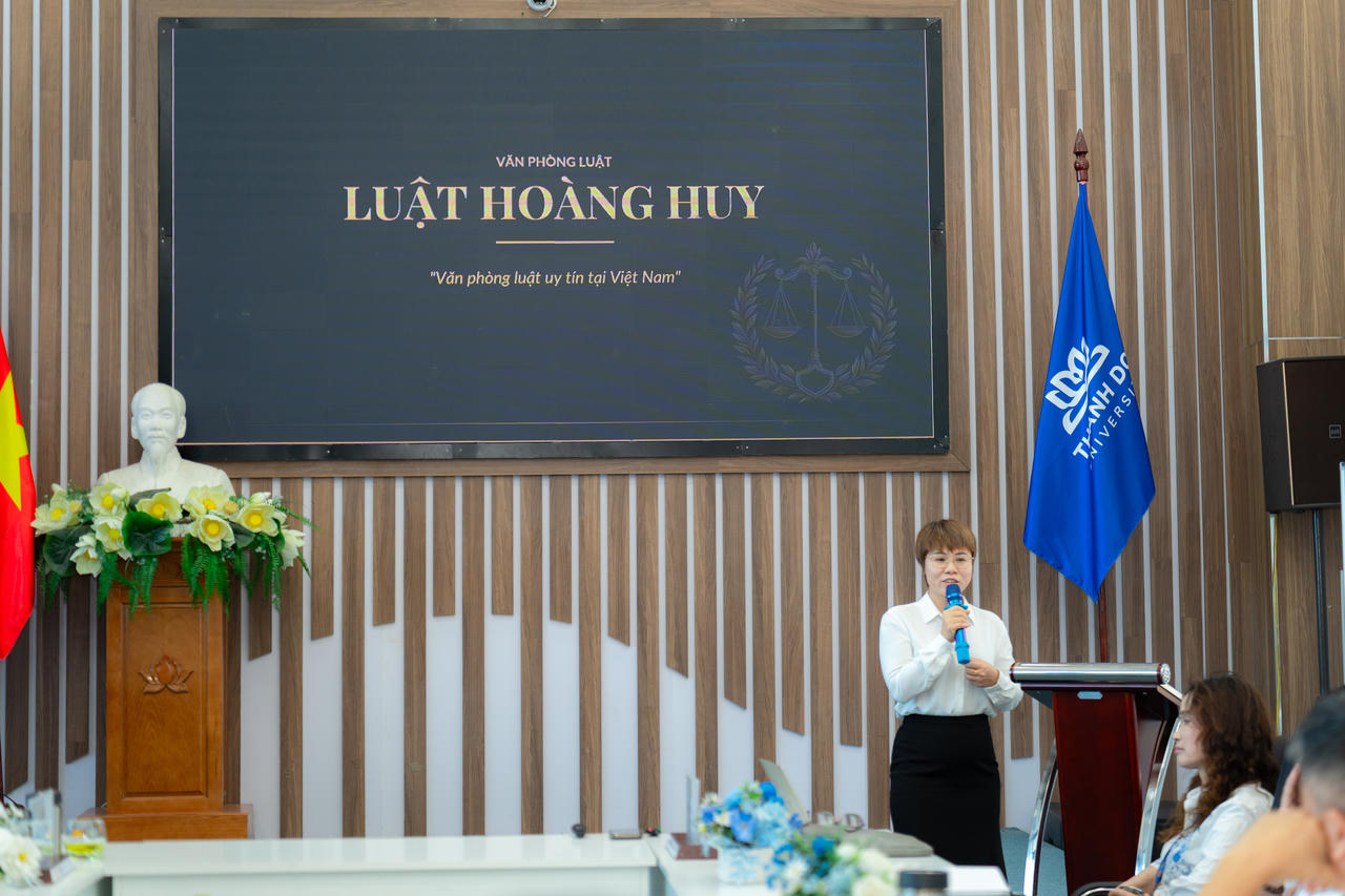 Ths. Luật sư Nguyễn Đ&agrave;o Tơ, Trưởng văn ph&ograve;ng Luật sư Ho&agrave;ng Huy tr&igrave;nh b&agrave;y tại Hội thảo.