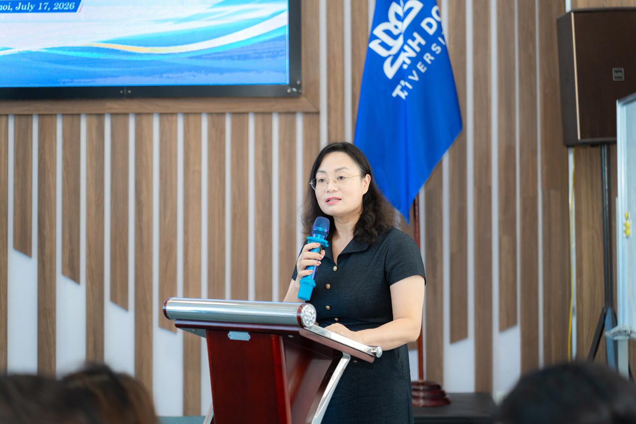 TS. Vũ Hồng Th&uacute;y, Ph&oacute; Tổng Bi&ecirc;n tập B&aacute;o Ph&aacute;p luật Việt Nam tr&igrave;nh b&agrave;y b&aacute;o c&aacute;o đề dẫn Hội thảo