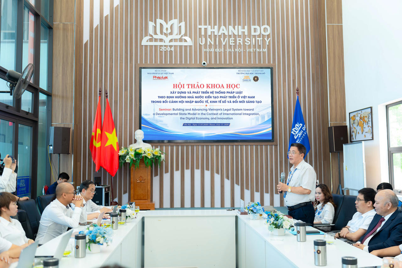 TS. Trần Thế Hưởng tr&igrave;nh b&agrave;y tham luận về ho&agrave;n thiện hệ thống ph&aacute;p luật Việt Nam trong bối cảnh chuyển đổi số quốc gia