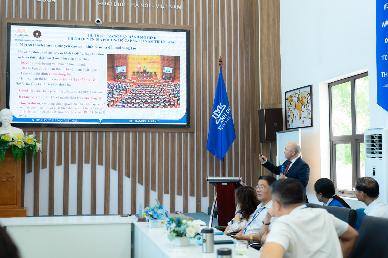TS. Vũ Đăng Minh, nguy&ecirc;n Ch&aacute;nh Văn ph&ograve;ng Bộ Nội vụ tr&igrave;nh b&agrave;y tham luận tại Hội thảo