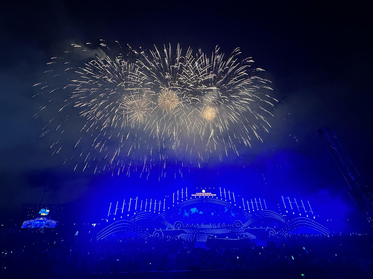 M&agrave;n ph&aacute;o hoa nghệ thuật tại lễ khai mạc Festival Biển Kh&aacute;nh H&ograve;a năm 2026. Ảnh: Phương Ng&acirc;n