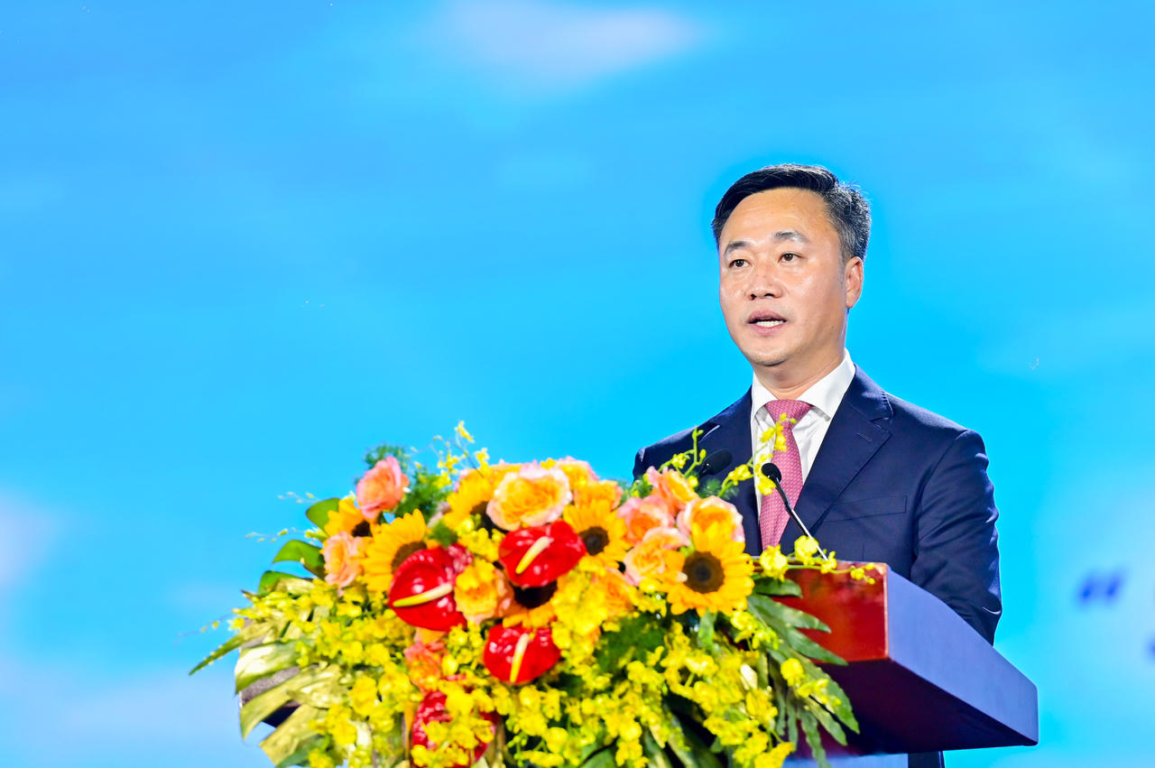 &Ocirc;ng Nguyễn Việt H&ugrave;ng, Ph&oacute; B&iacute; thư Tỉnh ủy, Chủ tịch UBND tỉnh Kh&aacute;nh H&ograve;a ph&aacute;t biểu khai mạc chương tr&igrave;nh. Ảnh: BTC