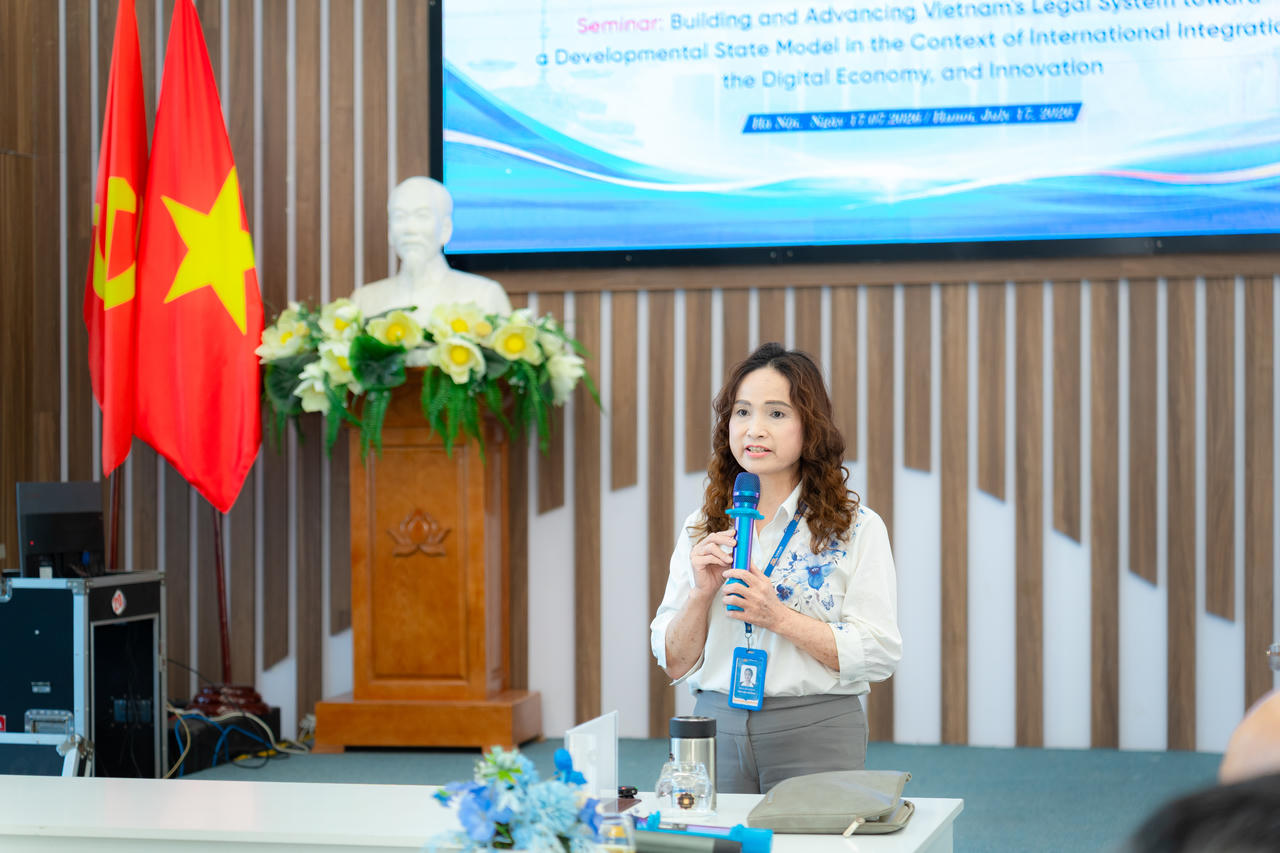 PGS.TS. Đ&agrave;o Thị &Aacute;i Thi, Ph&oacute; Hiệu trưởng Trường Đại học Th&agrave;nh Đ&ocirc;, ki&ecirc;m Viện trưởng Viện Quản trị v&agrave; C&ocirc;ng nghệ ph&aacute;t biểu khai mạc Hội thảo