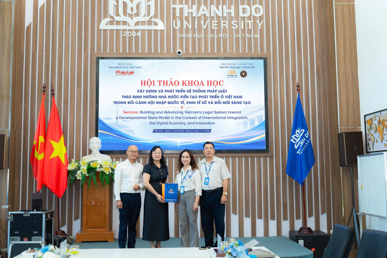 L&atilde;nh đạo trường Đại học Th&agrave;nh Đ&ocirc; gửi lời cảm ơn tới B&aacute;o Ph&aacute;p luật Việt Nam trong qu&aacute; tr&igrave;nh phối hợp thực hiện Hội thảo.