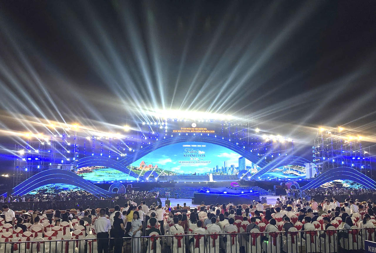 H&agrave;ng ngh&igrave;n người d&acirc;n v&agrave; du kh&aacute;ch tham dự đ&ecirc;m khai mạc Festival Biển Kh&aacute;nh H&ograve;a năm 2026. Ảnh: Phương Ng&acirc;n