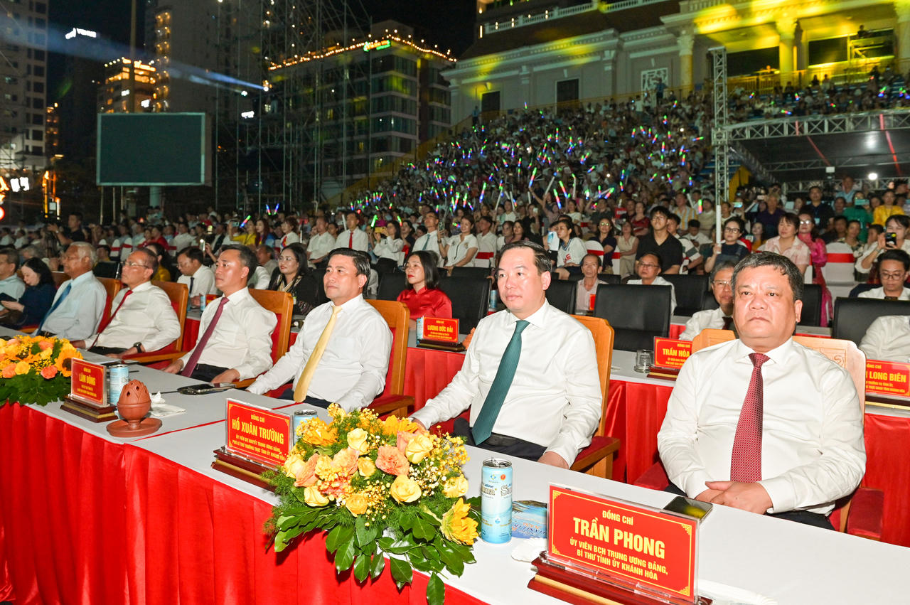 C&aacute;c đại biểu tham dự lễ khai mạc Festival Biển Kh&aacute;nh H&ograve;a năm 2026. Ảnh: BTC
