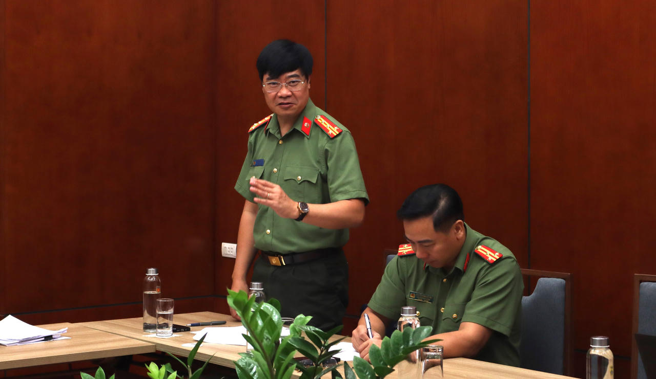 Đại t&aacute; Nguyễn Hồng Qu&acirc;n, Ph&oacute; Cục trưởng Cục An ninh mạng v&agrave; Ph&ograve;ng, chống tội phạm sử dụng c&ocirc;ng nghệ cao ph&aacute;t biểu tại cuộc họp.