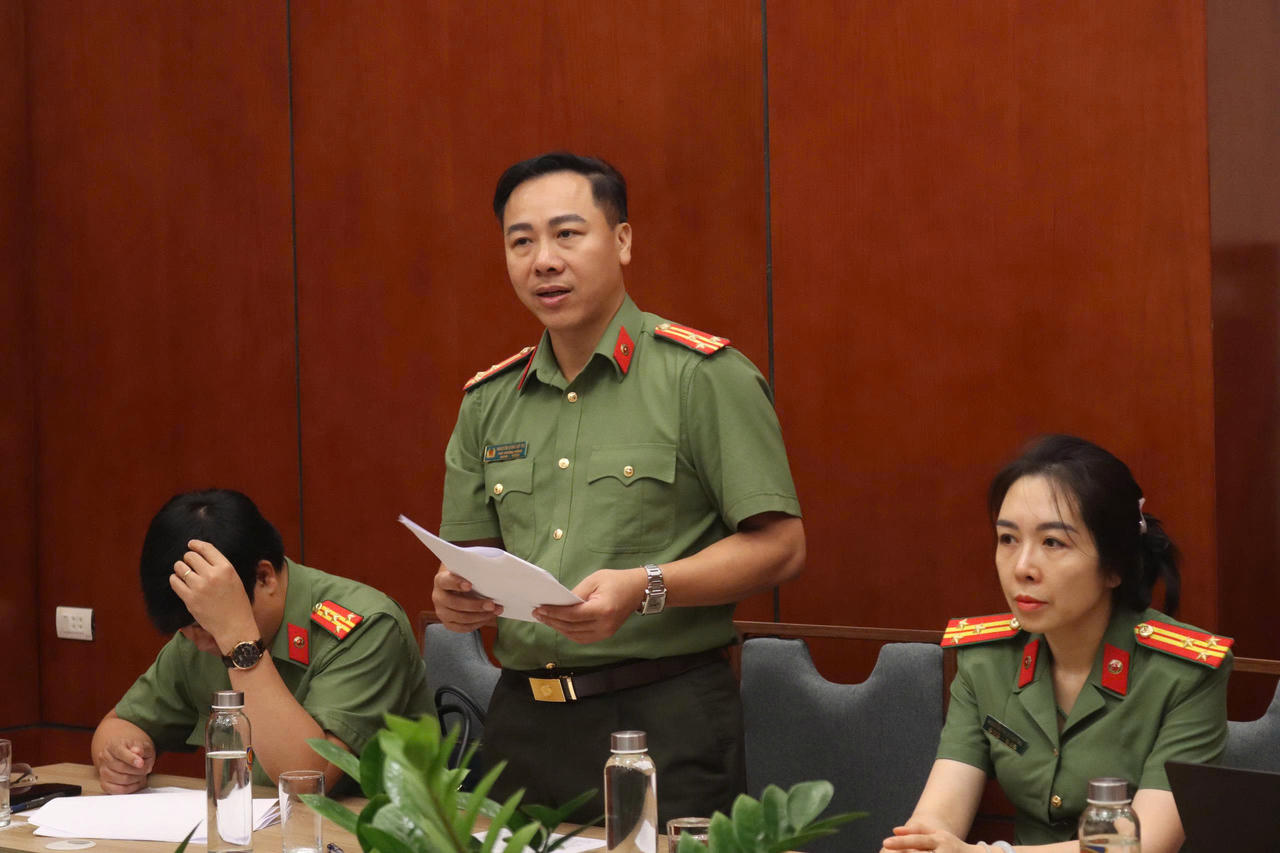 Đại diện Cục An ninh mạng v&agrave; Ph&ograve;ng, chống tội phạm sử dụng c&ocirc;ng nghệ cao, Bộ C&ocirc;ng an tr&igrave;nh b&agrave;y dự thảo Tờ tr&igrave;nh Hồ sơ ch&iacute;nh s&aacute;ch dự &aacute;n Luật.