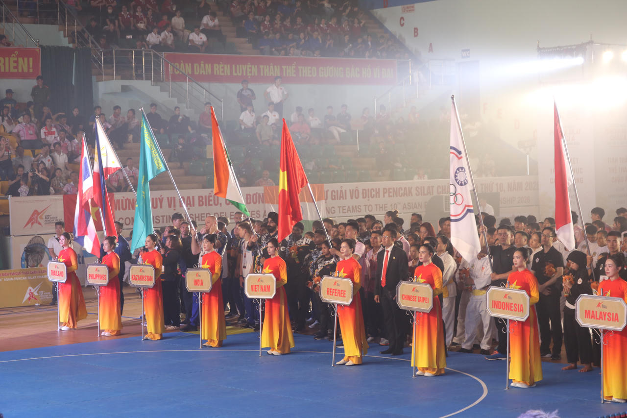 C&aacute;c đo&agrave;n tham gia giải. Ảnh: Tiến Dũng