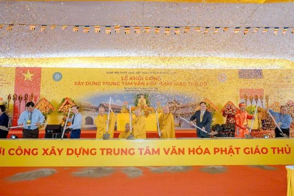 Nghi thức động thổ khởi c&ocirc;ng x&acirc;y dựng Trung t&acirc;m Văn h&oacute;a Phật gi&aacute;o Thủ đ&ocirc; (Ảnh: Gi&aacute;c Ngộ online).