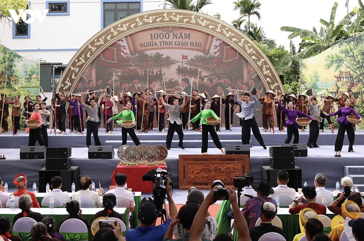 Chương tr&igrave;nh nghệ thuật đặc sắc t&aacute;i hiện truyền thống lịch sử, văn h&oacute;a v&agrave; t&igrave;nh nghĩa giao hảo hai l&agrave;ng Vạn Ph&uacute;c - Nga My (ảnh Th&agrave;nh C&ocirc;ng).