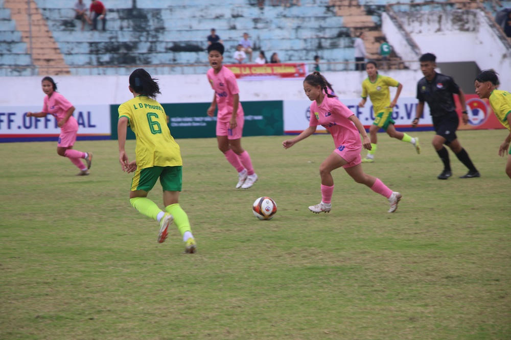 Trận đấu khai mạc giữa 2 đội U16 Sơn La v&agrave; U16 H&agrave; Nội đ&atilde; cống hiến cho kh&aacute;n giả những pha đ&oacute;ng đẹp.