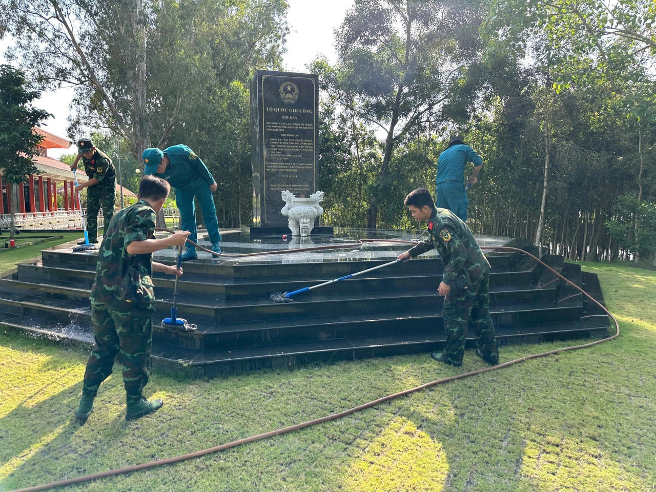 Tuổi trẻ lực lượng vũ trang tỉnh An Giang tô đẹp các địa chỉ đỏ