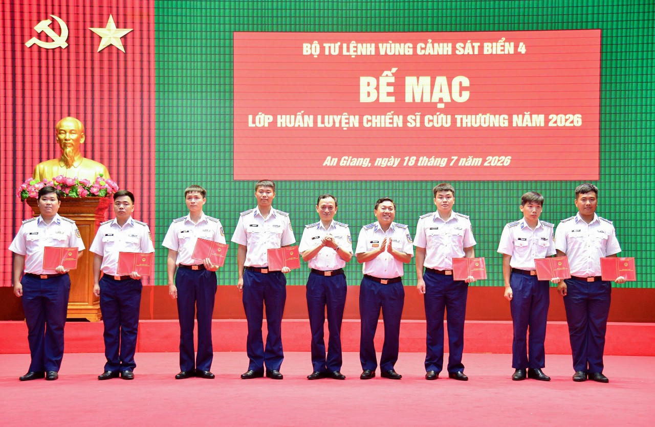 Đại t&aacute; Trần Nguy&ecirc;n Lai trao giấy chứng nhận cho c&aacute;c học vi&ecirc;n ho&agrave;n th&agrave;nh kh&oacute;a huấn luyện chiến sĩ cứu thương.