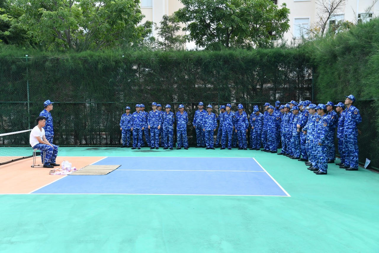 Kiểm tra cuối kh&oacute;a lớp huấn luyện chiến sĩ cứu thương.