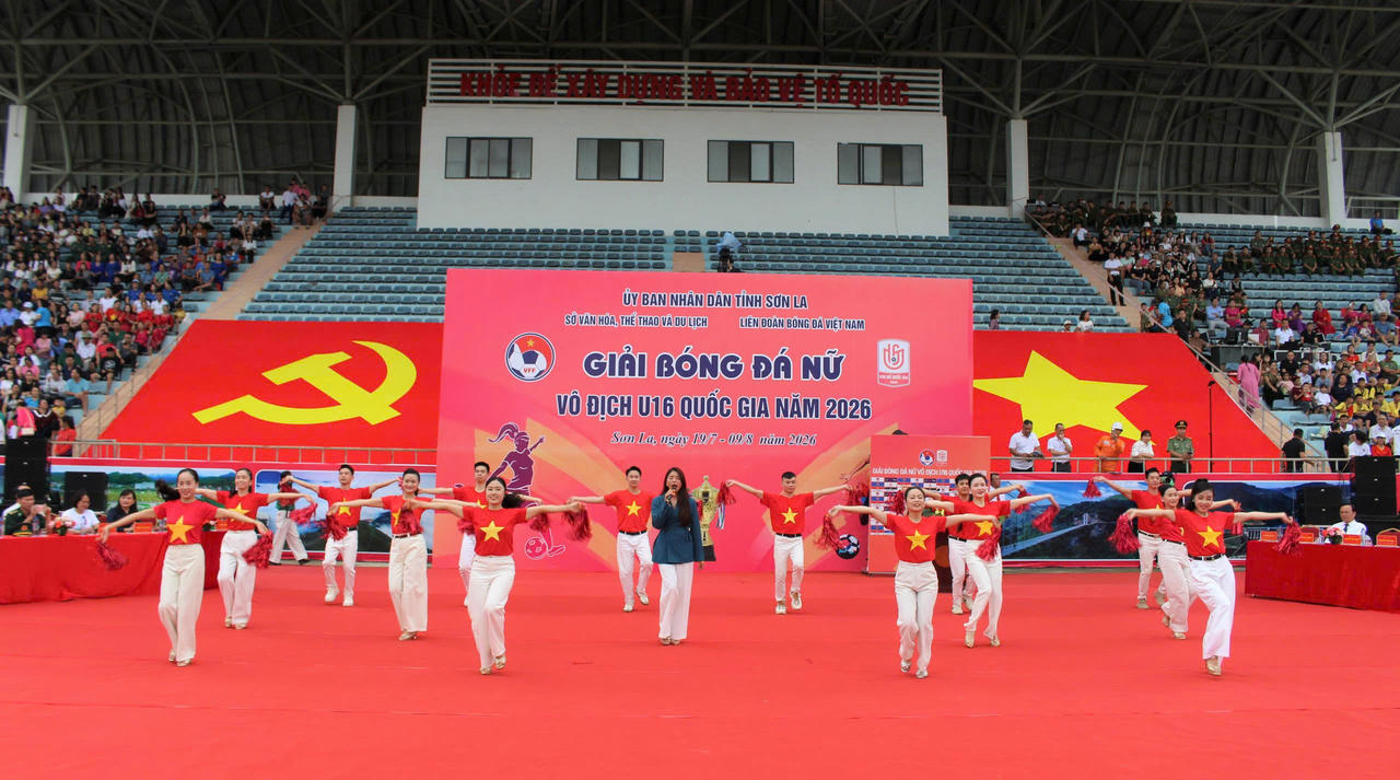 Tiết mục văn nghệ tại lễ khai mạc Giải b&oacute;ng đ&aacute; nữ v&ocirc; địch U16 quốc gia năm 2026.